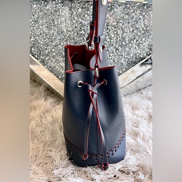 Rare Louis Vuitton LockMe Bucket Bag - Picture 5 of 8